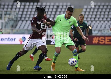 Der Mittelfeldspieler Sergej Milinkovic-Savic (21) aus Latium kämpft für den Ball gegen den Torino-Mittelfeldspieler Soualiho Meite (23) während des Serie-A-Fußballspiels Nr.6 TURIN - LAZIO am 01. November 2020 im Stadio Olimpico Grande Torino in Turin, Piemont, Italien. (Foto von Matteo Bottanelli/NurPhoto) Stockfoto