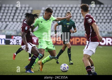 Der Mittelfeldspieler Sergej Milinkovic-Savic (21) aus Latium kämpft für den Ball gegen den Torino-Mittelfeldspieler Soualiho Meite (23) während des Serie-A-Fußballspiels Nr.6 TURIN - LAZIO am 01. November 2020 im Stadio Olimpico Grande Torino in Turin, Piemont, Italien. (Foto von Matteo Bottanelli/NurPhoto) Stockfoto