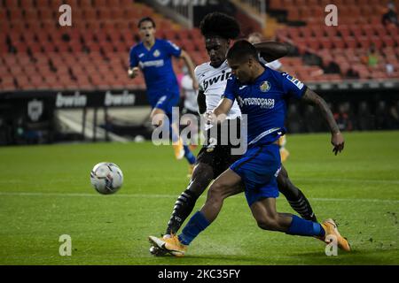 Thierry R. von Valencia CF (L) und Juan Camilo Hernandez, Cucho von Getafe CF während des spanischen La Liga-Spiels zwischen Valencai CF und Getafe CF im Mestalla-Stadion am 1. November 2020 (Foto: Jose Miguel Fernandez/NurPhoto) Stockfoto