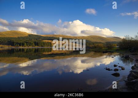 Blick über Loch Doon in Ayrshire, Schottland, an einem Herbstnachmittag Stockfoto