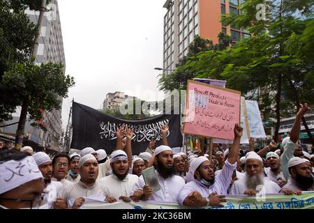 Anhänger und Aktivisten der islamistischen politischen Partei Hefajat E Islam Bangladesh nehmen an einem Protest Teil, der zum Boykott französischer Produkte aufruft und den französischen Präsidenten Emmanuel Macron für seine Kommentare über die Karikaturen des Propheten Mohammed in Dhaka, Bangladesch, im November 2,2020 anprangert (Foto: Mushfiqul Alam/NurPhoto) Stockfoto