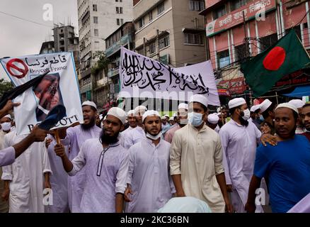 Anhänger und Aktivisten der islamistischen politischen Partei Hefajat E Islam Bangladesh nehmen an einem Protest Teil, der zum Boykott französischer Produkte aufruft und den französischen Präsidenten Emmanuel Macron für seine Kommentare über die Karikaturen des Propheten Mohammed in Dhaka, Bangladesch, im November 2,2020 anprangert (Foto: Mushfiqul Alam/NurPhoto) Stockfoto