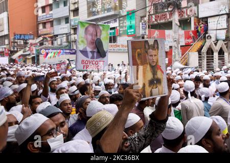 Anhänger und Aktivisten der islamistischen politischen Partei Hefajat E Islam Bangladesh nehmen an einem Protest Teil, der zum Boykott französischer Produkte aufruft und den französischen Präsidenten Emmanuel Macron für seine Kommentare über die Karikaturen des Propheten Mohammed in Dhaka, Bangladesch, im November 2,2020 anprangert (Foto: Mushfiqul Alam/NurPhoto) Stockfoto