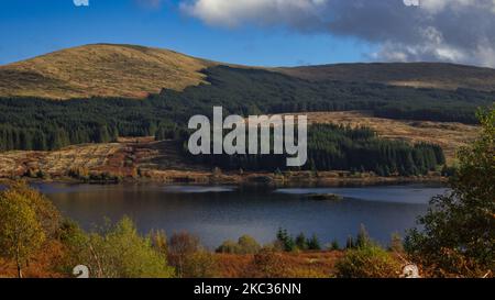 Blick über Loch Doon in Ayrshire, Schottland, an einem Herbstnachmittag Stockfoto