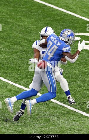 Detroit Lions Defensivende Austin Bryant (94) blockiert den Fang der Indianapolis Colts, die Nyheim Hines (21) während der ersten Hälfte eines NFL-Fußballspiels gegen die Indianapolis Colts in Detroit, Michigan, USA, am Sonntag, den 1. November 2020 zurücklaufen. (Foto von Amy Lemus/NurPhoto) Stockfoto