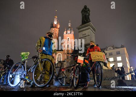 Aktivisten, die sich für die Wahl entschieden haben, wurden neben der Adam-Mickiewicz-Statue gesehen, nachdem sie am zwölften Tag der Proteste um den Marktplatz von Krakau gefahren waren. Am zwölften Tag des anhaltenden Protests veranstalteten Universitätsstudenten, Frauenrechtlerinnen und ihre Unterstützer einen weiteren regierungsfeindlichen Protest in Krakau, um sich gegen die pandemische Zurückhaltung zu wehren, die Wut über das Urteil des Obersten Gerichtshofs zum Ausdruck zu bringen, das die ohnehin strengen Abtreibungsgesetze verschärft hat. Am Montag, den 2. November 2020, in Krakau, Polen. (Foto von Artur Widak/NurPhoto) Stockfoto