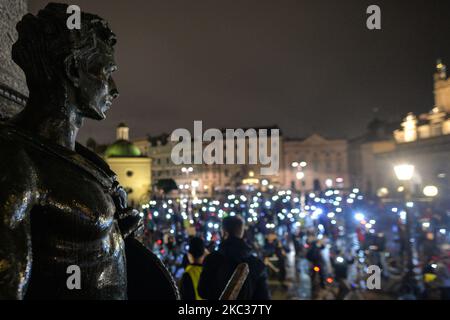 Aktivisten, die sich für die Wahl entschieden haben, wurden neben der Adam-Mickiewicz-Statue gesehen, nachdem sie am zwölften Tag der Proteste um den Marktplatz von Krakau gefahren waren. Am zwölften Tag des anhaltenden Protests veranstalteten Universitätsstudenten, Frauenrechtlerinnen und ihre Unterstützer einen weiteren regierungsfeindlichen Protest in Krakau, um sich gegen die pandemische Zurückhaltung zu wehren, die Wut über das Urteil des Obersten Gerichtshofs zum Ausdruck zu bringen, das die ohnehin strengen Abtreibungsgesetze verschärft hat. Am Montag, den 2. November 2020, in Krakau, Polen. (Foto von Artur Widak/NurPhoto) Stockfoto