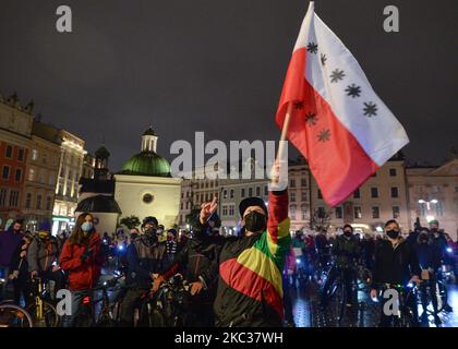 Aktivisten, die sich für die Wahl entschieden haben, wurden neben der Adam-Mickiewicz-Statue gesehen, nachdem sie am zwölften Tag der Proteste um den Marktplatz von Krakau gefahren waren. Am zwölften Tag des anhaltenden Protests veranstalteten Universitätsstudenten, Frauenrechtlerinnen und ihre Unterstützer einen weiteren regierungsfeindlichen Protest in Krakau, um sich gegen die pandemische Zurückhaltung zu wehren, die Wut über das Urteil des Obersten Gerichtshofs zum Ausdruck zu bringen, das die ohnehin strengen Abtreibungsgesetze verschärft hat. Am Montag, den 2. November 2020, in Krakau, Polen. (Foto von Artur Widak/NurPhoto) Stockfoto