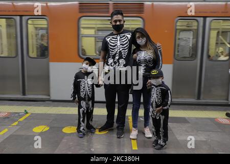 Eine als Schädel verkleidete Familie posiert vor dem Einsteigen in einen Wagen an der U-Bahn-Station Pino Suárez Linie 2 in Mexiko-Stadt anlässlich des Tages der Toten in Mexiko. (Foto von Gerardo Vieyra/NurPhoto) Stockfoto