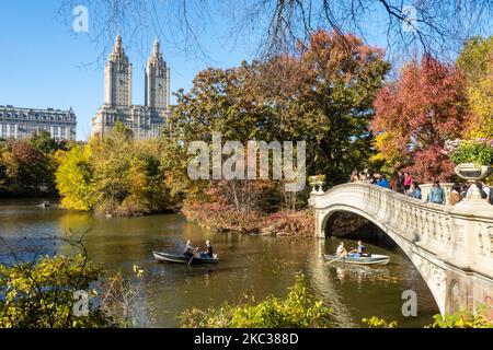 Der Central Park in New York City zeigt wunderschöne Herbstfärbung rund um die Bow Bridge, USA 2022 Stockfoto