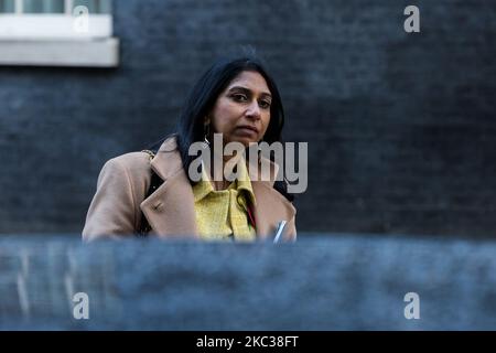 Die Generalanwältin Suella Braverman verlässt die Downing Street im Zentrum von London, nachdem sie an einer wöchentlichen Kabinettssitzung teilgenommen hat, die am 03. November 2020 vorübergehend im Auswärtigen Amt in London, England, stattfand. (Foto von Wiktor Szymanowicz/NurPhoto) Stockfoto