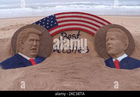 Eine Sandskulptur von Donald Trump und Joe Biden ist am 3. November 2020 am östlichen Küstenstrand der Bucht von Bengalen in Puri zu sehen, 65 km von der ostindischen Hauptstadt Bhubaneswar des Staates Odisha entfernt, wie sie der Sandkünstler Sudarshan Pattnaik mit der Botschaft der „besten Wünsche“ für das öffentliche Bewusstsein über die Präsidentschaftswahlen in den USA kreiert. (Foto von STR/NurPhoto) Stockfoto