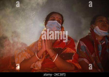 Hinduistische Anhänger feiern am 3. November 2020 Rakher Upobash, eine Gelegenheit der Hindu-Ordensleute im Lokenath Brahmachari Tempel in Narayangonj in der Nähe von Dhaka, Bangladesch. (Foto von Rehman Asad/NurPhoto) Stockfoto