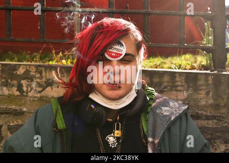 Ein Wähler in Harlem trägt seinen Aufkleber „Ich habe gestimmt“, unmittelbar nachdem er am 03. November 2020 bei der PS 192 in New York City abgestimmt hatte. (Foto von B.A. Van Sise/NurPhoto) Stockfoto