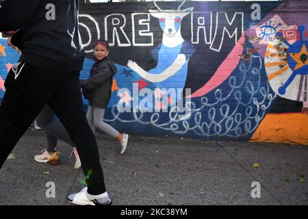 Ein Wähler in Harlem trägt seinen Aufkleber „Ich habe gestimmt“, unmittelbar nachdem er am 03. November 2020 bei der PS 192 in New York City abgestimmt hatte. (Foto von B.A. Van Sise/NurPhoto) Stockfoto