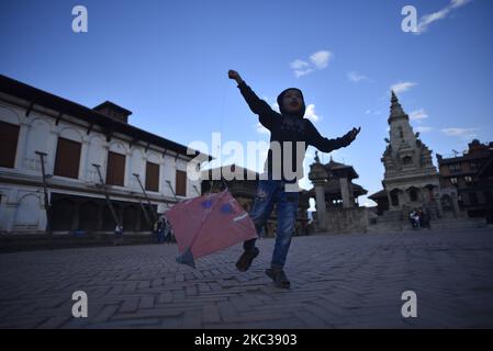 Ein kleines Kind versucht am 03. November 2020, einen Drachen in den Räumlichkeiten des Bhaktapur Durbar Square, Bhaktapur, Nepal, zu fliegen. (Foto von Narayan Maharjan/NurPhoto) Stockfoto