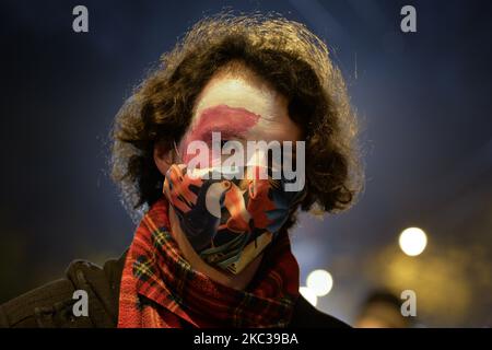 Eine Wahlkämpferin mit einer bunten Gesichtsmaske, die während eines Protestes vor dem Erzbischoflichen Palast in Krakau, dem Sitz der Krakauer Metropolregion Kurie, zu sehen ist. Am zwölften Tag des anhaltenden Protests veranstalteten Universitätsstudenten, Frauenrechtlerinnen und ihre Unterstützer einen weiteren regierungsfeindlichen Protest in Krakau, um sich gegen die pandemische Zurückhaltung zu wehren, die Wut über das Urteil des Obersten Gerichtshofs zum Ausdruck zu bringen, das die ohnehin strengen Abtreibungsgesetze verschärft hat. Am Montag, den 2. November 2020, in Krakau, Polen. (Foto von Artur Widak/NurPhoto) Stockfoto