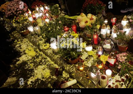 Kerzen und zerstörte Blumen, die von Pro-Choice-Aktivisten während eines Protestes vor dem Erzbischöflichen Palast in Krakau, dem Sitz der Krakauer Metropolenkurie, hinterlassen wurden. Am zwölften Tag des anhaltenden Protests veranstalteten Universitätsstudenten, Frauenrechtlerinnen und ihre Unterstützer einen weiteren regierungsfeindlichen Protest in Krakau, um sich gegen die pandemische Zurückhaltung zu wehren, die Wut über das Urteil des Obersten Gerichtshofs zum Ausdruck zu bringen, das die ohnehin strengen Abtreibungsgesetze verschärft hat. Am Montag, den 2. November 2020, in Krakau, Polen. (Foto von Artur Widak/NurPhoto) Stockfoto