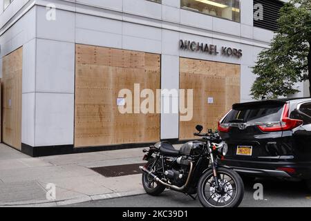 Ein Blick auf aufgekalte Luxusgeschäfte entlang der Madison Avenue am 3. November 2020 in New York City. Nach einer rekordverdächtigen vorzeitigen Wahlbeteiligung gehen die Amerikaner am letzten Tag zu den Wahlurnen, um bei den Präsidentschaftswahlen 2020 für den amtierenden US-Präsidenten Donald Trump oder den demokratischen Kandidaten Joe Biden zu stimmen. (Foto von John Nacion/NurPhoto) Stockfoto