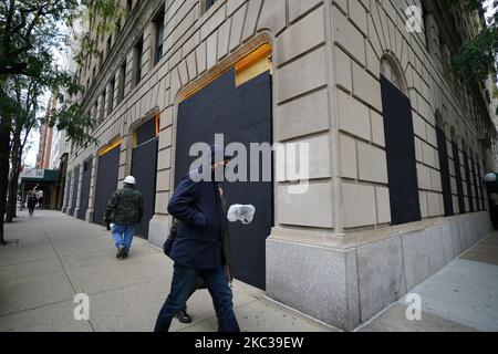 Ein Blick auf aufgekalte Luxusgeschäfte entlang der Madison Avenue am 3. November 2020 in New York City. Nach einer rekordverdächtigen vorzeitigen Wahlbeteiligung gehen die Amerikaner am letzten Tag zu den Wahlurnen, um bei den Präsidentschaftswahlen 2020 für den amtierenden US-Präsidenten Donald Trump oder den demokratischen Kandidaten Joe Biden zu stimmen. (Foto von John Nacion/NurPhoto) Stockfoto