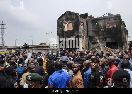 Ein Teil des zerstörten Eigentums an verschiedenen Polizeistationen im ganzen Staat während des Besuchs des Generalinspektors der Polizei in Lagos am 3. November 2020. Der Generalinspekteur der Polizei, Mohammed Adamu, besuchte Lagos und forderte Männer und Beamte der nigerianischen Polizei im Bundesstaat Lagos auf, sich nicht von den Zerstörungen und Tötungen ihrer Männer während der Proteste von #EndSARS im Staat entmutigen zu lassen, Die IG gab zu, dass die Moral der Polizei nach dem hässlichen Vorfall, bei dem sechs Bullen gelyncht und 36 schwer verletzt wurden, nicht mehr gegeben wurde. (Foto von Olukayode Jaiyeola/NurPhoto) Stockfoto