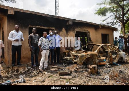 Ein Teil des zerstörten Eigentums an verschiedenen Polizeistationen im ganzen Staat während des Besuchs des Generalinspektors der Polizei in Lagos am 3. November 2020. Der Generalinspekteur der Polizei, Mohammed Adamu, besuchte Lagos und forderte Männer und Beamte der nigerianischen Polizei im Bundesstaat Lagos auf, sich nicht von den Zerstörungen und Tötungen ihrer Männer während der Proteste von #EndSARS im Staat entmutigen zu lassen, Die IG gab zu, dass die Moral der Polizei nach dem hässlichen Vorfall, bei dem sechs Bullen gelyncht und 36 schwer verletzt wurden, nicht mehr gegeben wurde. (Foto von Olukayode Jaiyeola/NurPhoto) Stockfoto