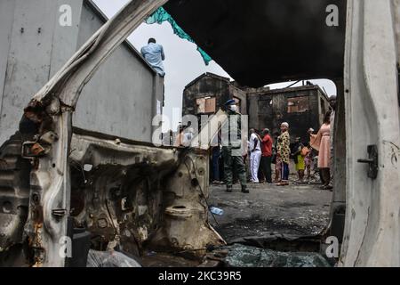 Ein Teil des zerstörten Eigentums an verschiedenen Polizeistationen im ganzen Staat während des Besuchs des Generalinspektors der Polizei in Lagos am 3. November 2020. Der Generalinspekteur der Polizei, Mohammed Adamu, besuchte Lagos und forderte Männer und Beamte der nigerianischen Polizei im Bundesstaat Lagos auf, sich nicht von den Zerstörungen und Tötungen ihrer Männer während der Proteste von #EndSARS im Staat entmutigen zu lassen, Die IG gab zu, dass die Moral der Polizei nach dem hässlichen Vorfall, bei dem sechs Bullen gelyncht und 36 schwer verletzt wurden, nicht mehr gegeben wurde. (Foto von Olukayode Jaiyeola/NurPhoto) Stockfoto