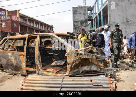 Ein Teil des zerstörten Eigentums an verschiedenen Polizeistationen im ganzen Staat während des Besuchs des Generalinspektors der Polizei in Lagos am 3. November 2020. Der Generalinspekteur der Polizei, Mohammed Adamu, besuchte Lagos und forderte Männer und Beamte der nigerianischen Polizei im Bundesstaat Lagos auf, sich nicht von den Zerstörungen und Tötungen ihrer Männer während der Proteste von #EndSARS im Staat entmutigen zu lassen, Die IG gab zu, dass die Moral der Polizei nach dem hässlichen Vorfall, bei dem sechs Bullen gelyncht und 36 schwer verletzt wurden, nicht mehr gegeben wurde. (Foto von Olukayode Jaiyeola/NurPhoto) Stockfoto