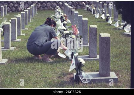 Diese Bilder wurden am 2000 aufgenommen. Koreanischer Krieg Tote Familie besuchen National Cemetery nach schätzen in Seoul, Südkorea. Der Seoul National Cemetery befindet sich in Dongjak-dong, Dongjak-gu, Seoul, Südkorea. Als er 1956 durch das Präsidentendekret von Syngman Rhee gegründet wurde, war er der einzige nationale Friedhof des Landes. Als der Friedhof Anfang 1970s seine Kapazität erreichte, wurde der Daejeon Nationalfriedhof 1976 gegründet. Beide Friedhöfe wurden bis 2005 vom südkoreanischen Verteidigungsministerium beaufsichtigt, aber 2006 wurde der Daejeon Nationalfriedhof dem Ministerium für Patrioten und Veteranen übertragen Stockfoto