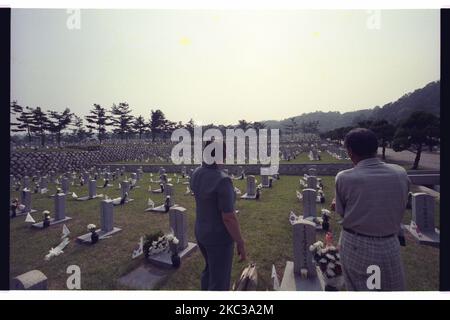 Diese Bilder wurden am 2000 aufgenommen. Koreanischer Krieg Tote Familie besuchen National Cemetery nach schätzen in Seoul, Südkorea. Der Seoul National Cemetery befindet sich in Dongjak-dong, Dongjak-gu, Seoul, Südkorea. Als er 1956 durch das Präsidentendekret von Syngman Rhee gegründet wurde, war er der einzige nationale Friedhof des Landes. Als der Friedhof Anfang 1970s seine Kapazität erreichte, wurde der Daejeon Nationalfriedhof 1976 gegründet. Beide Friedhöfe wurden bis 2005 vom südkoreanischen Verteidigungsministerium beaufsichtigt, aber 2006 wurde der Daejeon Nationalfriedhof dem Ministerium für Patrioten und Veteranen übertragen Stockfoto