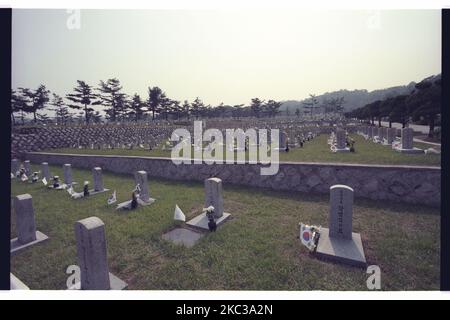 Diese Bilder wurden am 2000 aufgenommen. Koreanischer Krieg Tote Familie besuchen National Cemetery nach schätzen in Seoul, Südkorea. Der Seoul National Cemetery befindet sich in Dongjak-dong, Dongjak-gu, Seoul, Südkorea. Als er 1956 durch das Präsidentendekret von Syngman Rhee gegründet wurde, war er der einzige nationale Friedhof des Landes. Als der Friedhof Anfang 1970s seine Kapazität erreichte, wurde der Daejeon Nationalfriedhof 1976 gegründet. Beide Friedhöfe wurden bis 2005 vom südkoreanischen Verteidigungsministerium beaufsichtigt, aber 2006 wurde der Daejeon Nationalfriedhof dem Ministerium für Patrioten und Veteranen übertragen Stockfoto