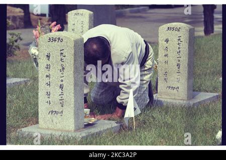 Diese Bilder wurden am 2000 aufgenommen. Koreanischer Krieg Tote Familie besuchen National Cemetery nach schätzen in Seoul, Südkorea. Der Seoul National Cemetery befindet sich in Dongjak-dong, Dongjak-gu, Seoul, Südkorea. Als er 1956 durch das Präsidentendekret von Syngman Rhee gegründet wurde, war er der einzige nationale Friedhof des Landes. Als der Friedhof Anfang 1970s seine Kapazität erreichte, wurde der Daejeon Nationalfriedhof 1976 gegründet. Beide Friedhöfe wurden bis 2005 vom südkoreanischen Verteidigungsministerium beaufsichtigt, aber 2006 wurde der Daejeon Nationalfriedhof dem Ministerium für Patrioten und Veteranen übertragen Stockfoto