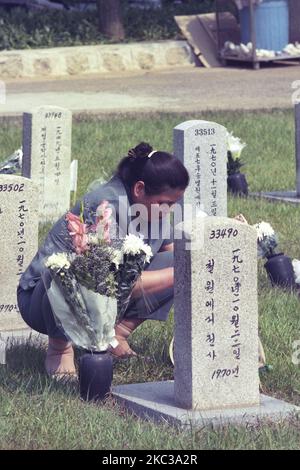 Diese Bilder wurden am 2000 aufgenommen. Koreanischer Krieg Tote Familie besuchen National Cemetery nach schätzen in Seoul, Südkorea. Der Seoul National Cemetery befindet sich in Dongjak-dong, Dongjak-gu, Seoul, Südkorea. Als er 1956 durch das Präsidentendekret von Syngman Rhee gegründet wurde, war er der einzige nationale Friedhof des Landes. Als der Friedhof Anfang 1970s seine Kapazität erreichte, wurde der Daejeon Nationalfriedhof 1976 gegründet. Beide Friedhöfe wurden bis 2005 vom südkoreanischen Verteidigungsministerium beaufsichtigt, aber 2006 wurde der Daejeon Nationalfriedhof dem Ministerium für Patrioten und Veteranen übertragen Stockfoto