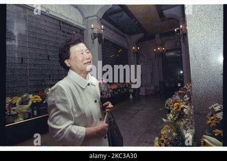 Diese Bilder wurden am 2000 aufgenommen. Koreanischer Krieg Tote Familie besuchen National Cemetery nach schätzen in Seoul, Südkorea. Der Seoul National Cemetery befindet sich in Dongjak-dong, Dongjak-gu, Seoul, Südkorea. Als er 1956 durch das Präsidentendekret von Syngman Rhee gegründet wurde, war er der einzige nationale Friedhof des Landes. Als der Friedhof Anfang 1970s seine Kapazität erreichte, wurde der Daejeon Nationalfriedhof 1976 gegründet. Beide Friedhöfe wurden bis 2005 vom südkoreanischen Verteidigungsministerium beaufsichtigt, aber 2006 wurde der Daejeon Nationalfriedhof dem Ministerium für Patrioten und Veteranen übertragen Stockfoto