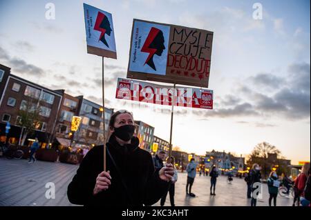 Eine Frau hält während einer friedlichen Solidaritätsdemonstration mit polnischen Frauen am 4.. November 2020 in Nijmegen ein paar Plakate gegen das Abtreibungsverbot in Polen. (Foto von Romy Arroyo Fernandez/NurPhoto) Stockfoto