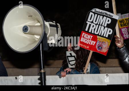 Aktivisten von „Stand Up to Racism“ protestieren vor der US-Botschaft gegen Donald Trump und solidarisch mit der Bewegung „Black Lives Matter“, während die Welt auf ein offizielles Ergebnis der US-Präsidentschaftswahlen am 04. November 2020 in London, England, wartet. (Foto von Wiktor Szymanowicz/NurPhoto) Stockfoto