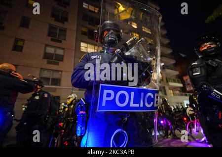 Die Polizei der NYPD steht am 4. November 2020 in Formation, um Demonstranten zu zerstreuen, nachdem Demonstranten mit NYPD-Beamten zusammenprallen, nachdem das Ergebnis des Schützens vom Bryant Park zum Washington Square Park in New York City marschiert war. (Foto von John Nacion/NurPhoto) Stockfoto