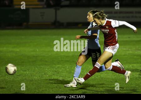 Vivianne Miedema von Arsena erzielt das erste Tor für ihr Team während des FA WOMEN'S LEAGUE CUP-Spiels zwischen London Lionesses und Arsenal am Mittwoch, 4.. November 2020, im Princes Park, Dartford. (Foto von Tom West/MI News/NurPhoto) Stockfoto