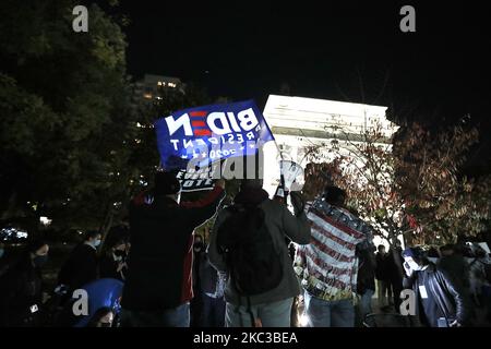 Am 4. November 2020 sind Demonstranten in Midtown in New York City, USA, vorgekommen. Demokratische und sozialistische Organisationen in den USA wollen sicher sein, dass alle Stimmzettel gezählt werden und dass der Wahlprozess respektiert wird. (Foto von John Lamparski/NurPhoto) Stockfoto