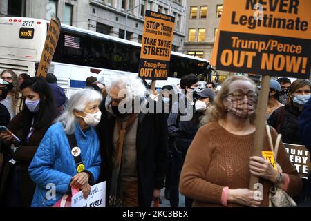 Am 4. November 2020 sind Demonstranten in Midtown in New York City, USA, vorgekommen. Demokratische und sozialistische Organisationen in den USA wollen sicher sein, dass alle Stimmzettel gezählt werden und dass der Wahlprozess respektiert wird. (Foto von John Lamparski/NurPhoto) Stockfoto