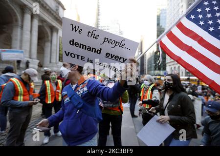 Am 4. November 2020 sind Demonstranten in Midtown in New York City, USA, vorgekommen. Demokratische und sozialistische Organisationen in den USA wollen sicher sein, dass alle Stimmzettel gezählt werden und dass der Wahlprozess respektiert wird. (Foto von John Lamparski/NurPhoto) Stockfoto