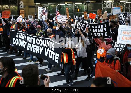 Am 4. November 2020 sind Demonstranten in Midtown in New York City, USA, vorgekommen. Demokratische und sozialistische Organisationen in den USA wollen sicher sein, dass alle Stimmzettel gezählt werden und dass der Wahlprozess respektiert wird. (Foto von John Lamparski/NurPhoto) Stockfoto