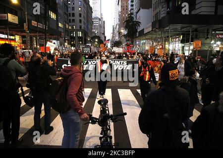 Am 4. November 2020 sind Demonstranten in Midtown in New York City, USA, vorgekommen. Demokratische und sozialistische Organisationen in den USA wollen sicher sein, dass alle Stimmzettel gezählt werden und dass der Wahlprozess respektiert wird. (Foto von John Lamparski/NurPhoto) Stockfoto