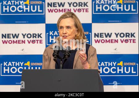 Die ehemalige Sekretärin Hillary Rodham Clinton spricht während einer New Yorker Frauenversammlung am Barnard College in New York City. Vizepräsidentin Kamala Harris und Sekretärin Hillary Rodham Clinton schlossen sich der Regierung an. Kathy Hochul und die Generalanwältin Letitia James, als sie bei einer New Yorker Frauen-GOTV-Kundgebung mit den Zwischenwahlen unter einer Woche vor der Wahl warben. Hochul hat in den Umfragen gegen den republikanischen Kandidaten Lee Zeldin eine geringe Führung. AG James wird bevorzugt, den republikanischen Kandidaten für den Generalanwalt Michael Henry zu schlagen. (Foto von Ron Adar/SOPA Images/Sipa USA) Stockfoto