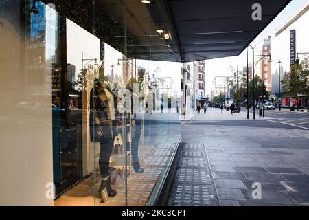 Schaufensterpuppen stehen am 5. November 2020 in den Fenstern einer vorübergehend geschlossenen Filiale des Bekleidungshändlers Next auf einer fast menschenleeren Oxford Street in London, England. England begann heute seine zweite nationale Coronavirus-Sperre mit Pubs, Bars, Restaurants und nicht unbedingt notwendigen Geschäften, die alle bis zum derzeit geplanten Ende des 2. Dezember geschlossen werden mussten. Inzwischen wurde den Menschen gesagt, dass sie so weit wie möglich zu Hause bleiben sollten, obwohl Schulen und andere Bildungseinrichtungen dieses Mal offen gehalten werden. Der britische Premierminister Boris Johnson gab am Samstag die neue Schließung unter Berufung auf f bekannt Stockfoto