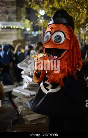 Ein düsterer Look isst eine Pizza, während sich die Philadelphianer am 5. November 2020 vor dem zentralen Ort der Stimmzettelzählung im Pennsylvania Convention Center in Philadelphia, PA, versammeln, um die Ergebnisse der historischen US-Präsidentschaftswahlen zwischen Präsident Donald Trump und dem ehemaligen Vizepräsidenten Joe Biden zu erwarten. (Foto von Bastiaan Slabbers/NurPhoto) Stockfoto