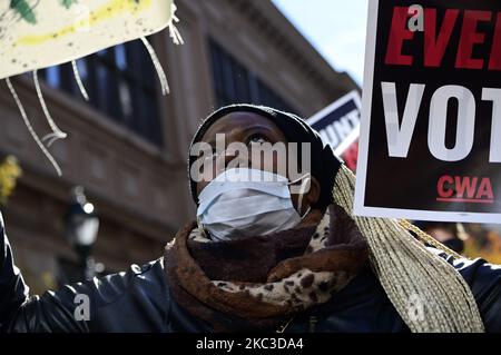 Zhanon Morales aus Philadelphia nimmt an einer Demonstration Teil, während sich Hunderte von Philadelphianern am 5. November vor dem zentralen Wahlauszählungsort im Pennsylvania Convention Center in Philadelphia, PA, versammeln. 2020 in Erwartung der Ergebnisse der historischen US-Präsidentschaftswahlen zwischen Präsident Donald Trump und dem ehemaligen Vizepräsidenten Joe Biden. (Foto von Bastiaan Slabbers/NurPhoto) Stockfoto