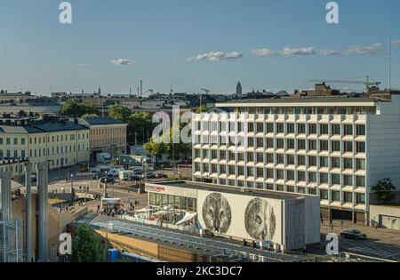 Helsinki, Finnland - 19. Juli 2022: Stadtbild mit Kanavakadunsilta-Brücke mit Flying Cinema und Stora Enso-Gebäuden auf der Katajanokanlaituri-Straße und Stockfoto