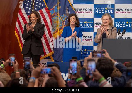 (L-R) die Vizepräsidentin Kamala Harris, die New Yorker Gouverneurin Kathy Hochul und die ehemalige Sekretärin Hillary Rodham Clinton stehen während einer New Yorker Frauenversammlung am Barnard College in New York City auf der Bühne. Vizepräsidentin Kamala Harris und Sekretärin Hillary Rodham Clinton schlossen sich der Regierung an. Kathy Hochul und die Generalanwältin Letitia James, als sie bei einer New Yorker Frauen-GOTV-Kundgebung mit den Zwischenwahlen unter einer Woche vor der Wahl warben. Hochul hat in den Umfragen gegen den republikanischen Kandidaten Lee Zeldin eine geringe Führung. AG James wird bevorzugt, den republikanischen Kandidaten für den Generalanwalt Michael Henr zu schlagen Stockfoto