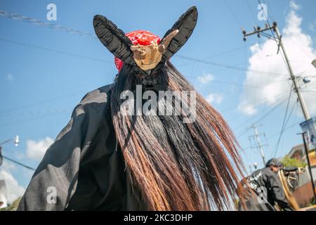 Junge Menschen aus verschiedenen Gemeinden an der Costa Chica von Guerrero, Mexiko, zeigen am 3. November 2020 ihre traditionellen Masken des Teufelstanzes, Ein traditioneller Tanz afrikanischer Herkunft, der dem gott Ruja gewidmet ist und den Afro-Mexikaner in Kraft halten, um die Toten anzubeten.die Feier findet vom 31. Oktober bis 2. November statt. Die Teufel tanzen vom Pantheon zur Kirche, um die Seelen der Verstorbenen zu bringen, damit die Seelen ihre Lieben in der Welt der Lebenden besuchen können, Am Ende der Teufel passieren tanzende Haus zu Haus, um die Seelen zu sammeln und begleiten sie zurück zum Panth Stockfoto